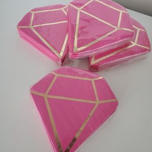 Bundle of 4 packs of diamond shaped napkins. 40ct each pack.